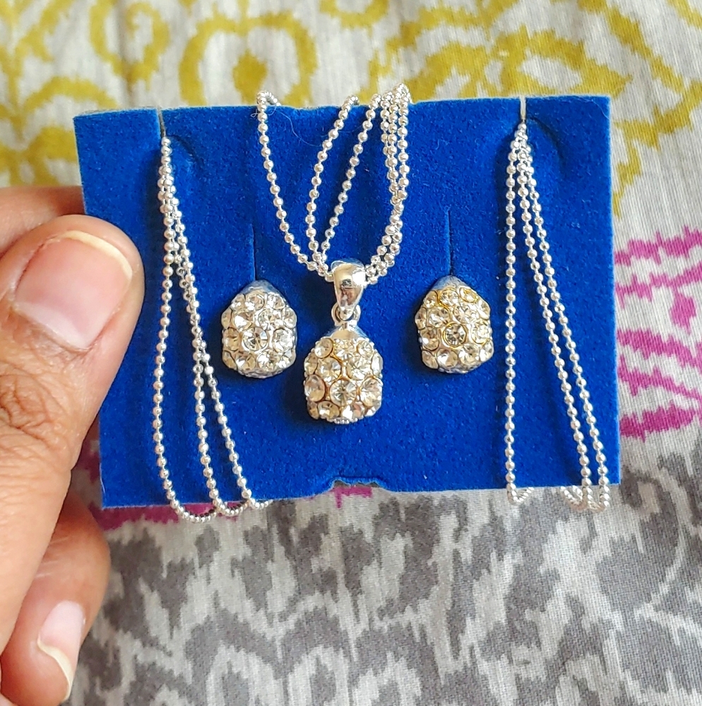 Avon Silver Tone Earring & Necklace Set NWOT